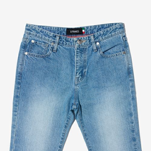 G-FRANCOのレディースジーンズ、SLIM TAPERED（スリムテーパード）Light Blue（ライトブルー）の正面からのアップ