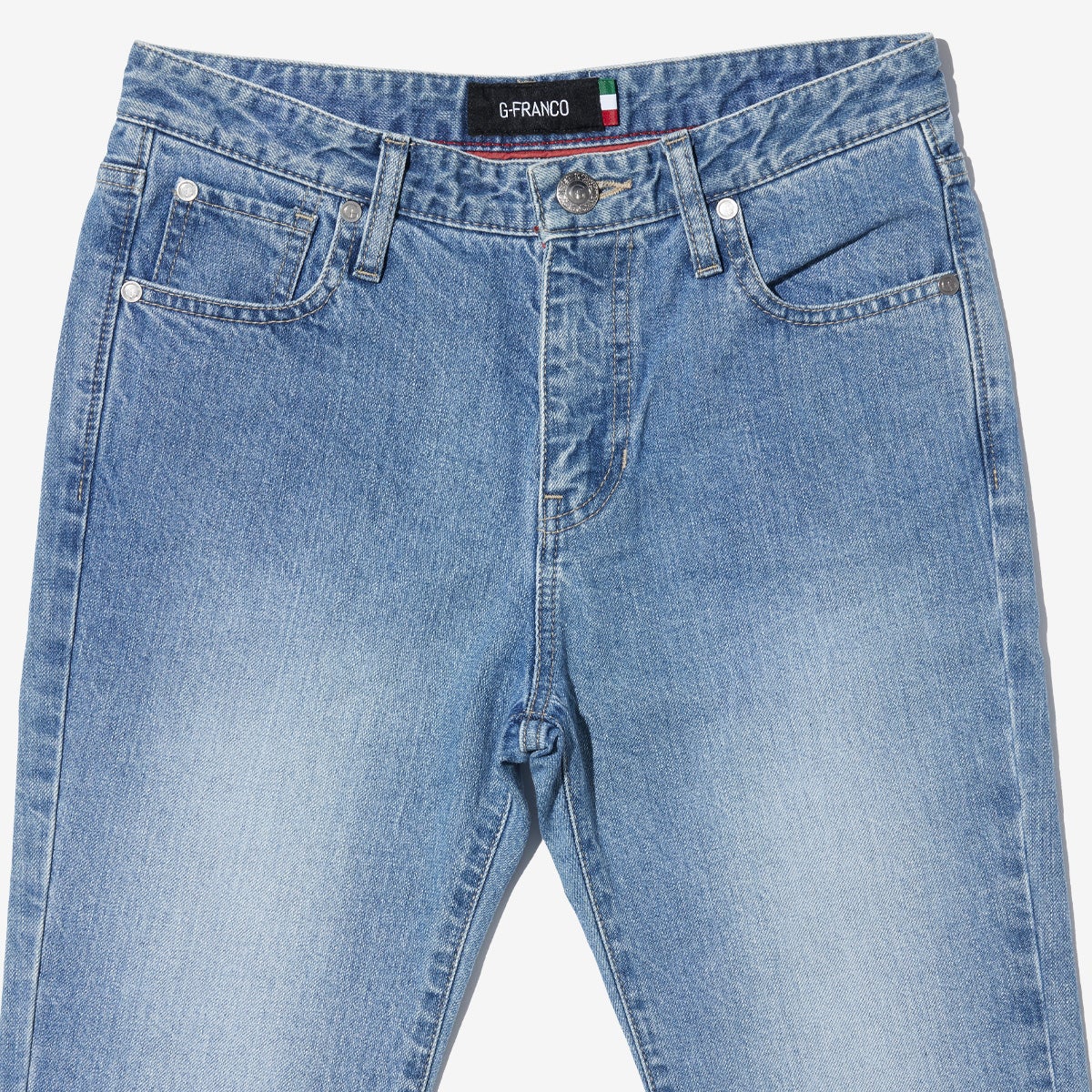 G-FRANCOのレディースジーンズ、SLIM TAPERED（スリムテーパード）Light Blue（ライトブルー）の正面からのアップ