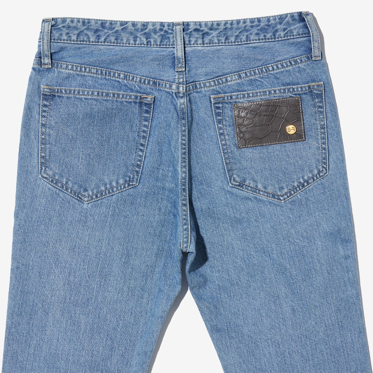 G-FRANCOのレディースジーンズ、SLIM TAPERED（スリムテーパード）Light Blue（ライトブルー）の背面からのアップ