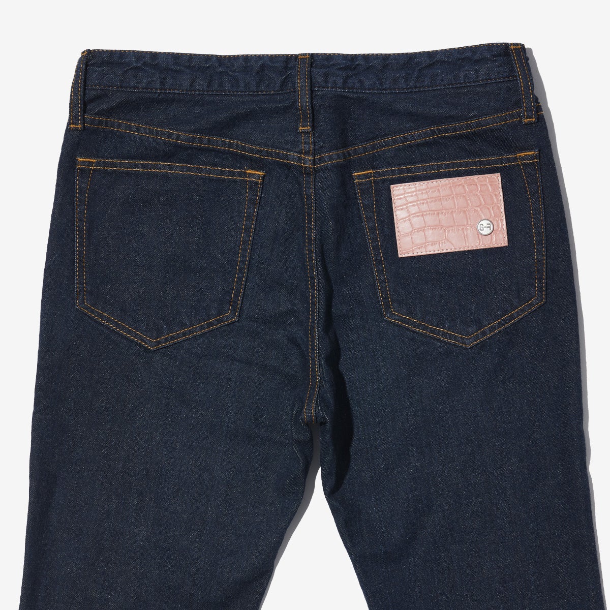 G-FRANCOのレディースジーンズ、SLIM TAPERED（スリムテーパード）Indigo（インディゴ）の背面からのアップ