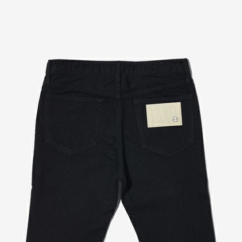 G-FRANCOのレディースジーンズ、SLIM TAPERED（スリムテーパード）Black（ブラック）の背面からのアップ