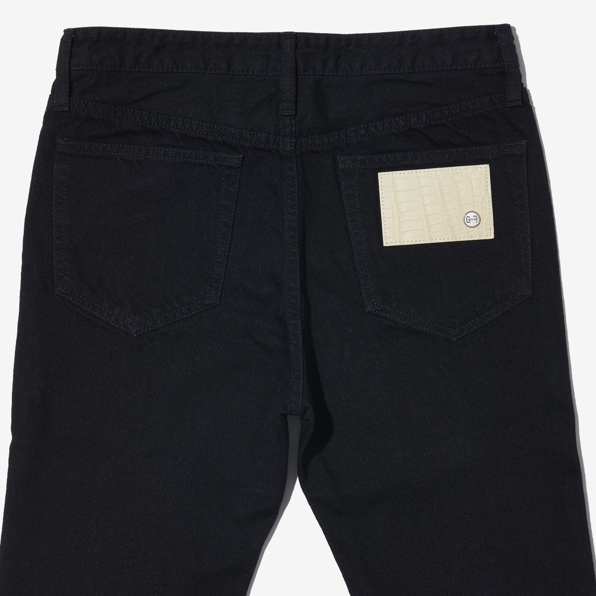 G-FRANCOのレディースジーンズ、SLIM TAPERED（スリムテーパード）Black（ブラック）の背面からのアップ