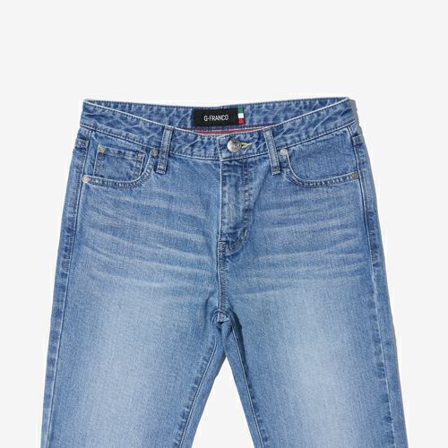 G-FRANCOのレディースジーンズ、STRAIGHT SLIT（ストレートスリット）Light Blue（ライトブルー）の正面からのアップ