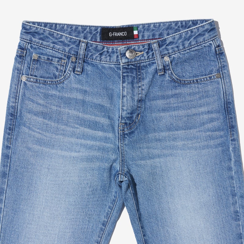 G-FRANCOのレディースジーンズ、STRAIGHT SLIT（ストレートスリット）Light Blue（ライトブルー）の正面からのアップ