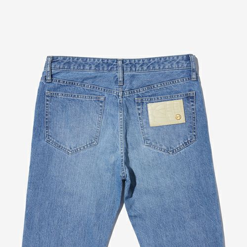 G-FRANCOのレディースジーンズ、STRAIGHT SLIT（ストレートスリット）Light Blue（ライトブルー）の背面からのアップ