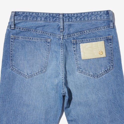 G-FRANCOのレディースジーンズ、STRAIGHT SLIT（ストレートスリット）Light Blue（ライトブルー）の背面からのアップ