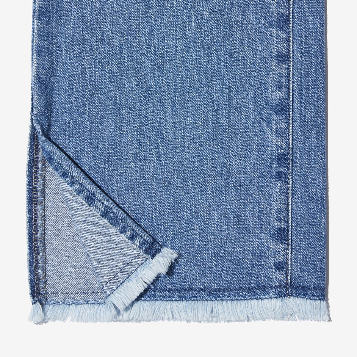 G-FRANCOのレディースジーンズ、STRAIGHT SLIT（ストレートスリット）Light Blue（ライトブルー）の裾
