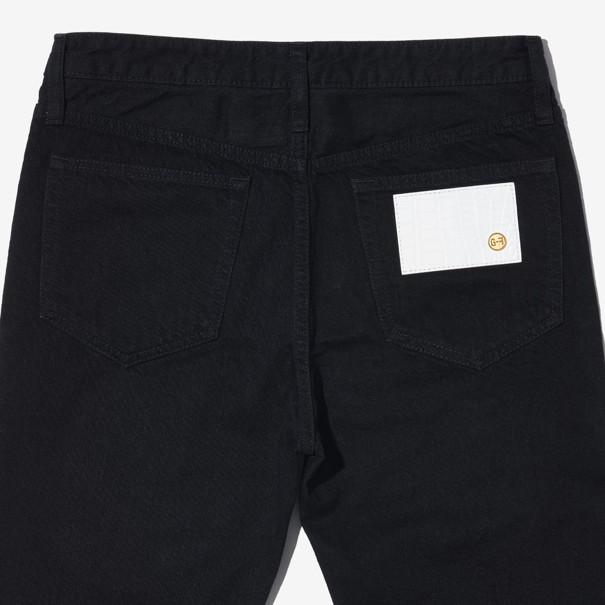 G-FRANCOのレディースジーンズ、STRAIGHT SLIT（ストレートスリット）Black（ブラック）の背面からのアップ