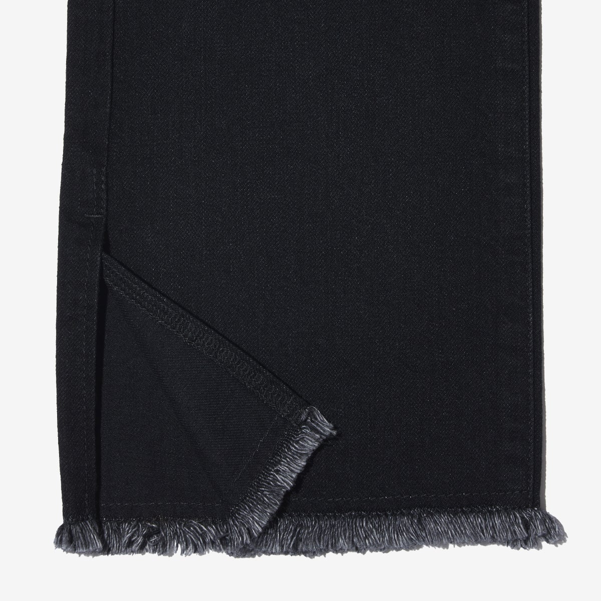 G-FRANCOのレディースジーンズ、STRAIGHT SLIT（ストレートスリット）Black（ブラック）の裾
