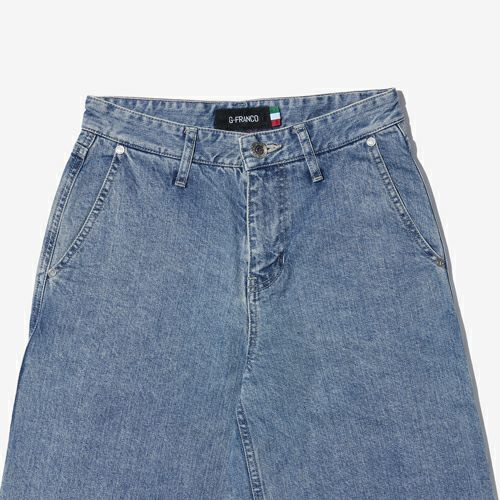 G-FRANCOのレディースジーンズ、WIDE FIT（ワイドフィット）Light Blue（ライトブルー）の正面からのアップ