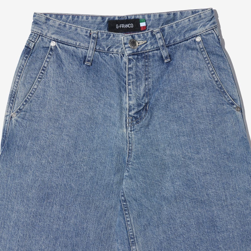 G-FRANCOのレディースジーンズ、WIDE FIT（ワイドフィット）Light Blue（ライトブルー）の正面からのアップ
