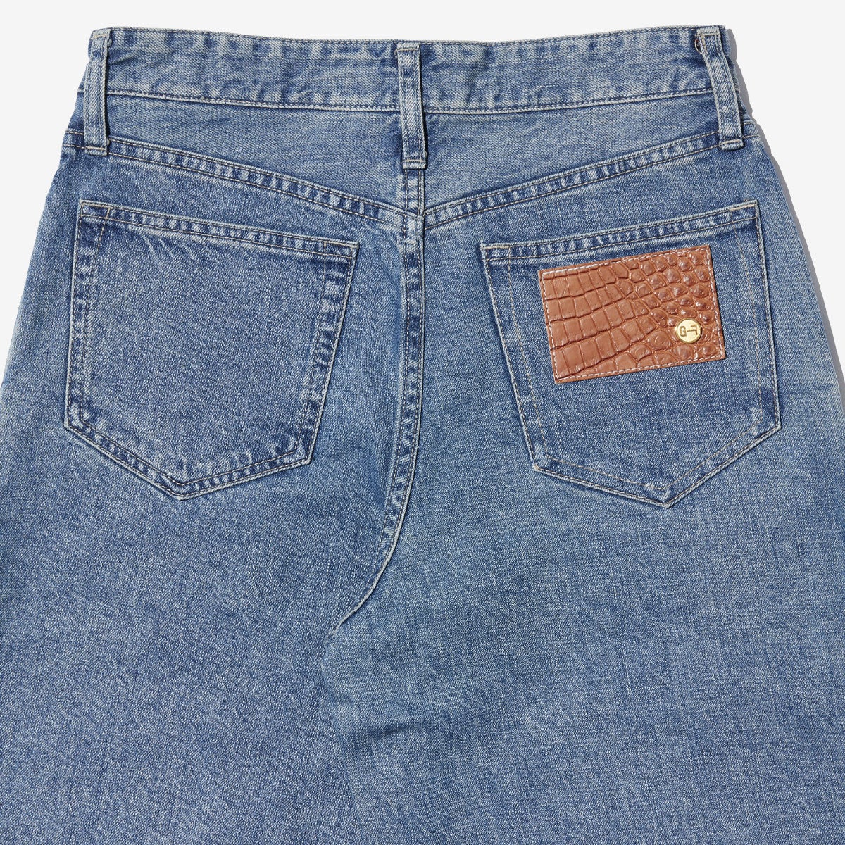 G-FRANCOのレディースジーンズ、WIDE FIT（ワイドフィット）Light Blue（ライトブルー）の背面からのアップ