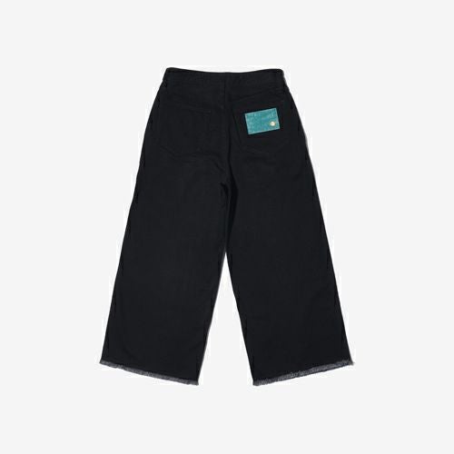 G-FRANCOのレディースジーンズ、WIDE FIT（ワイドフィット）Black（ブラック）の背面からの全体図