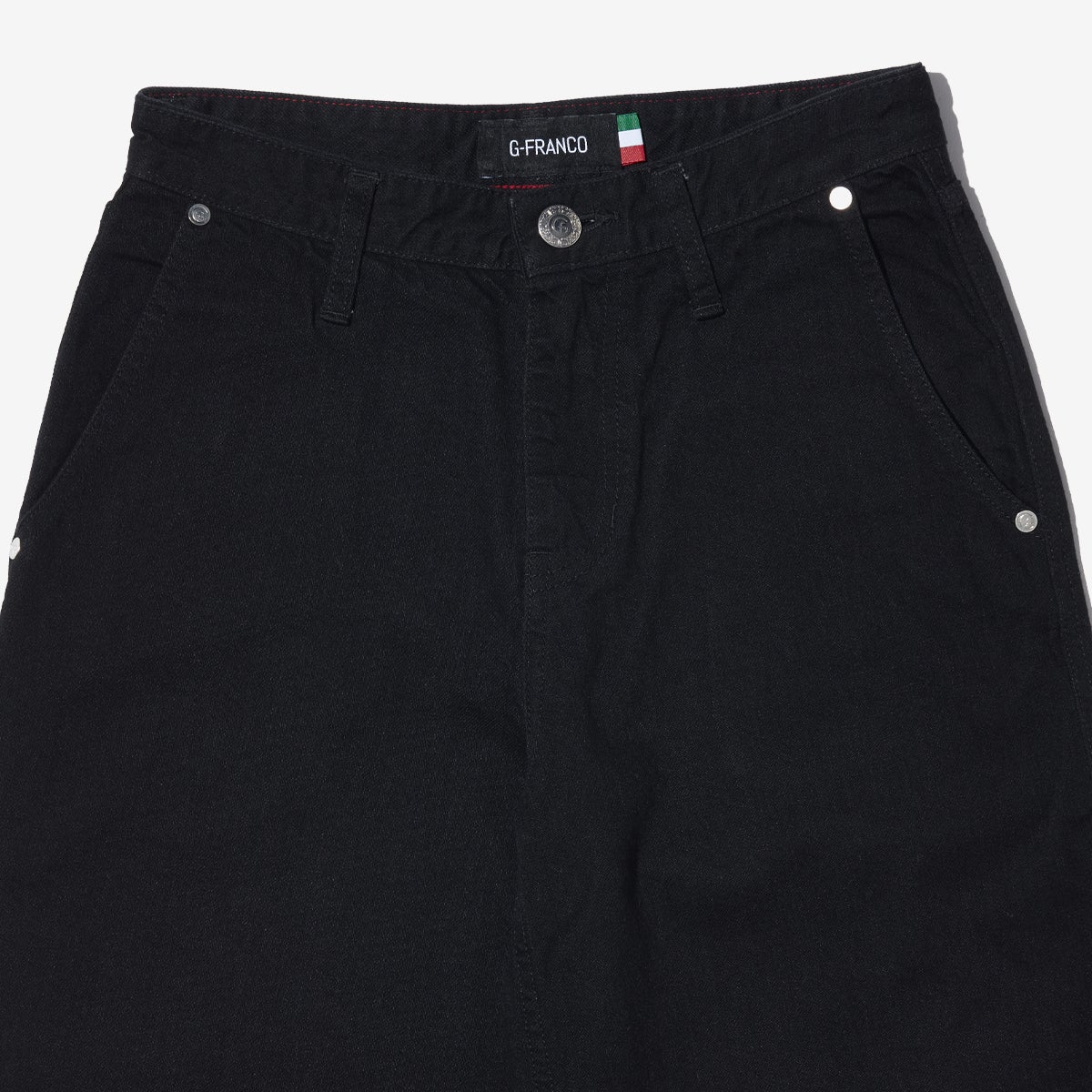 G-FRANCOのレディースジーンズ、WIDE FIT（ワイドフィット）Black（ブラック）の正面からのアップ