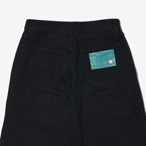 G-FRANCOのレディースジーンズ、WIDE FIT（ワイドフィット）Black（ブラック）の背面からのアップ