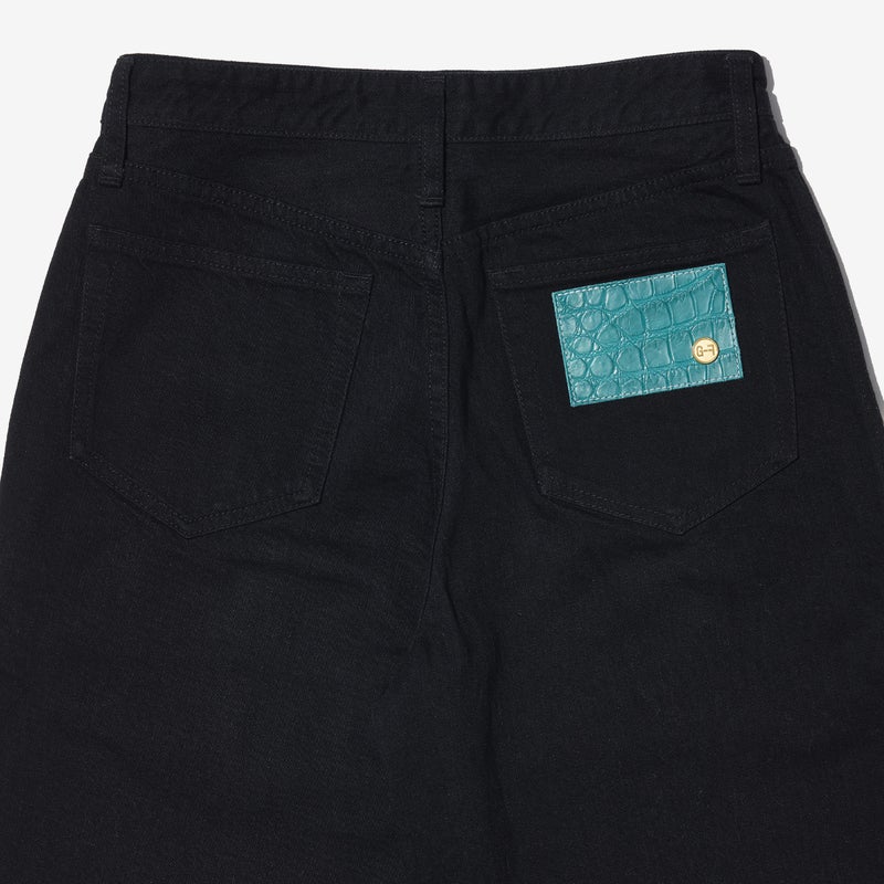 G-FRANCOのレディースジーンズ、WIDE FIT（ワイドフィット）Black（ブラック）の背面からのアップ