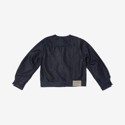 G-FRANCOのレディースデニムジャケット、COLLARLESS SILK JACKET（カラーレスシルクジャケット）Indigo（インディゴ）の背面からの全体図