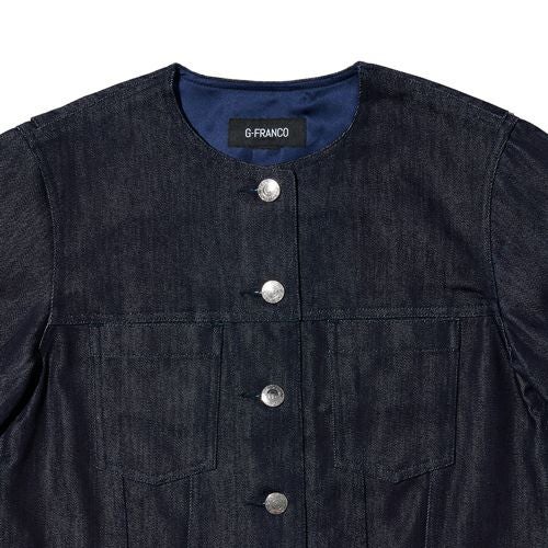 G-FRANCOのレディースデニムジャケット、COLLARLESS SILK JACKET（カラーレスシルクジャケット）Indigo（インディゴ）の襟周り