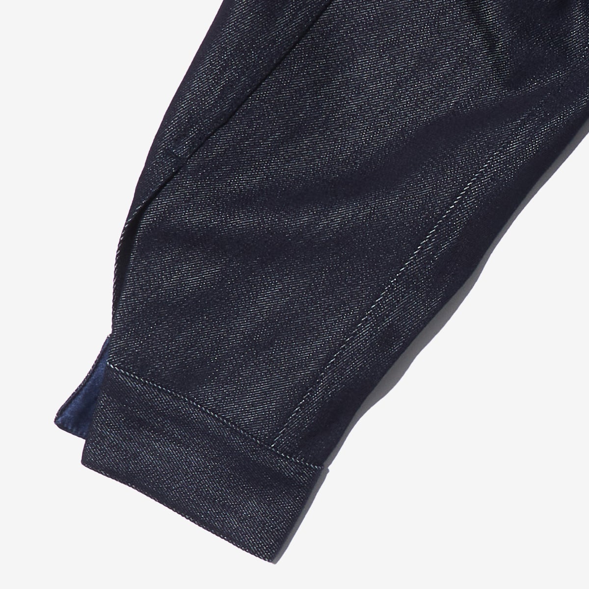 G-FRANCOのレディースデニムジャケット、COLLARLESS SILK JACKET（カラーレスシルクジャケット）Indigo（インディゴ）の襟周り