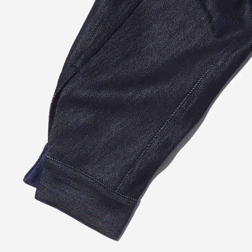 G-FRANCOのレディースデニムジャケット、COLLARLESS SILK JACKET（カラーレスシルクジャケット）Indigo（インディゴ）の襟周り