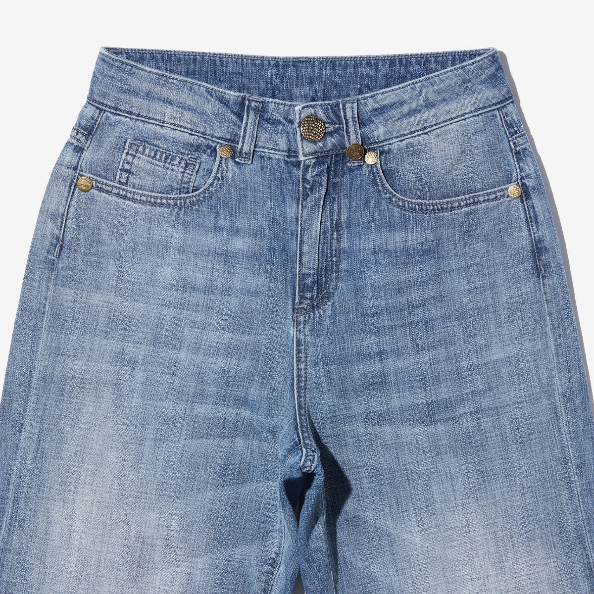 G-FRANCOのレディースジーンズ、VESTA（ヴェスタ）Light Blue（ライトブルー）の正面からのアップ