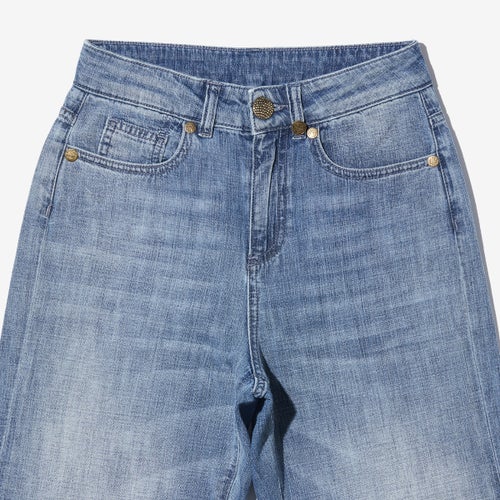 G-FRANCOのレディースジーンズ、VESTA（ヴェスタ）Light Blue（ライトブルー）の正面からのアップ