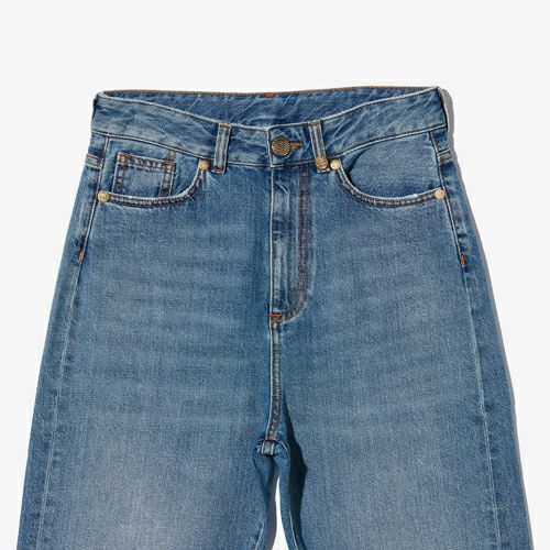 G-FRANCOのレディースジーンズ、GIUNONE（ジュノーネ）Light Blue（ライトブルー）の正面からのアップ