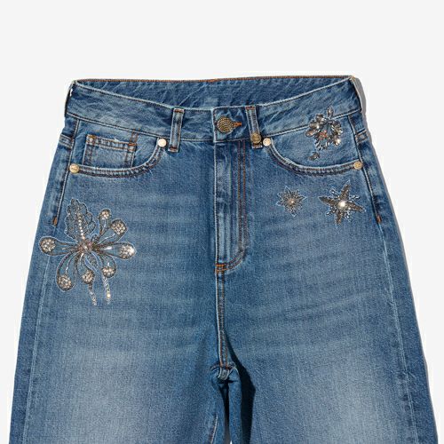 G-FRANCOのレディースジーンズ、GIUNONE EMB.（ジュノーネ）Light Blue（ライトブルー）の正面からのアップ