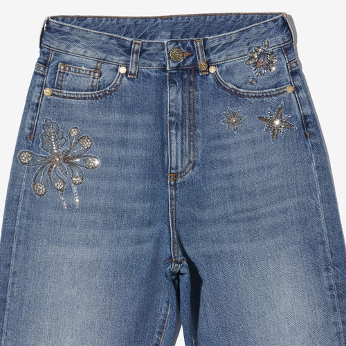G-FRANCOのレディースジーンズ、GIUNONE EMB.（ジュノーネ）Light Blue（ライトブルー）の正面からのアップ
