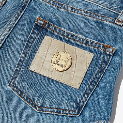 G-FRANCOのレディースジーンズ、VENERE EMB.（ヴェネレ）Light Blue（ライトブルー）の革タグ