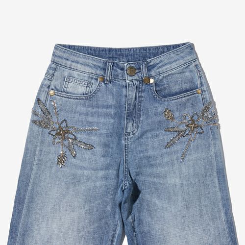 G-FRANCOのレディースジーンズ、VESTA EMB.（ヴェスタ）Light Blue（ライトブルー）の正面からのアップ