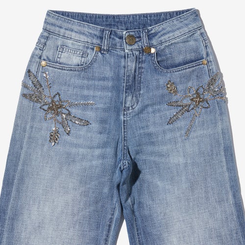 G-FRANCOのレディースジーンズ、VESTA EMB.（ヴェスタ）Light Blue（ライトブルー）の正面からのアップ