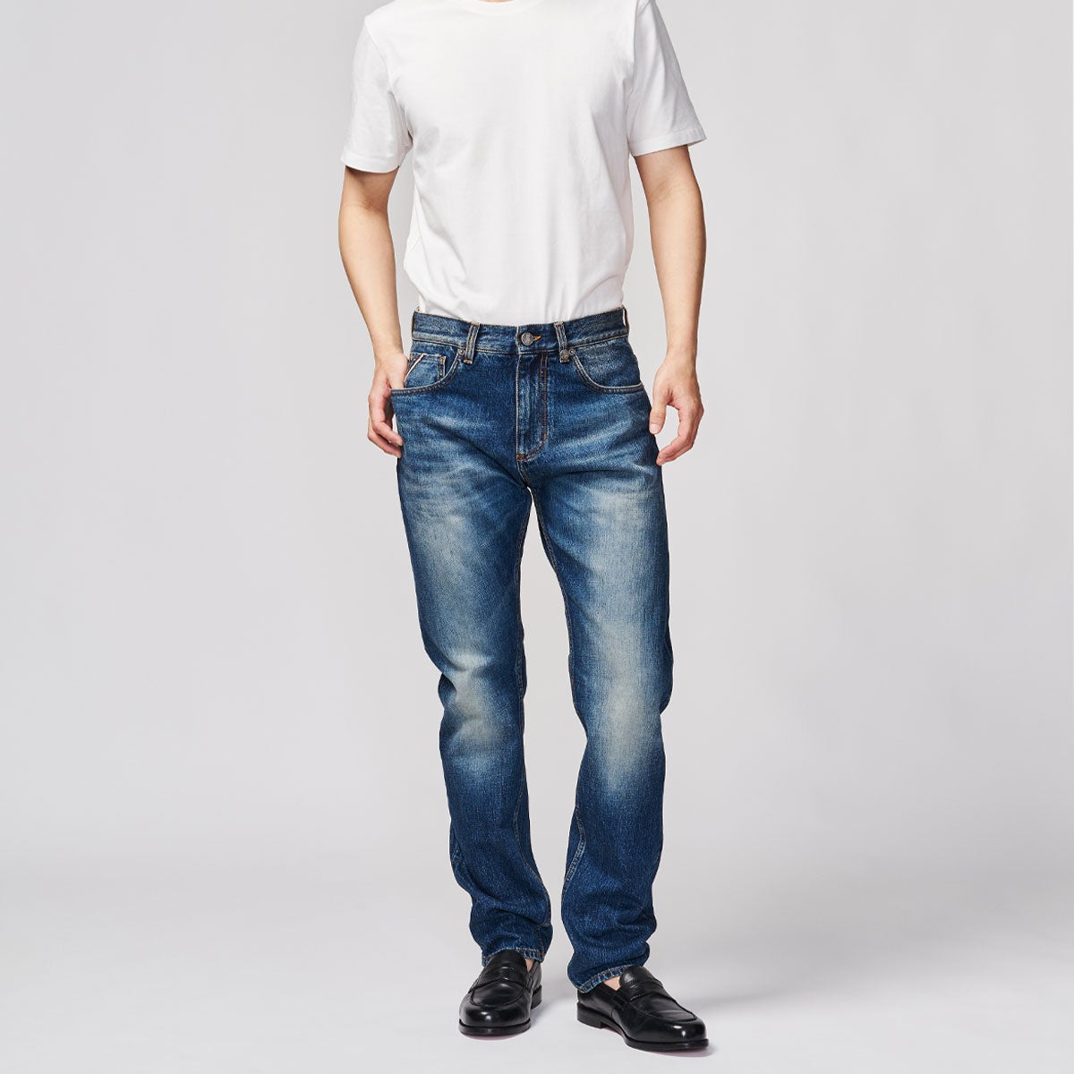 G-FRANCOのメンズジーンズ、GIOVE（ジョーべ）Capri Blue（カプリブルー）の背面からの全体図