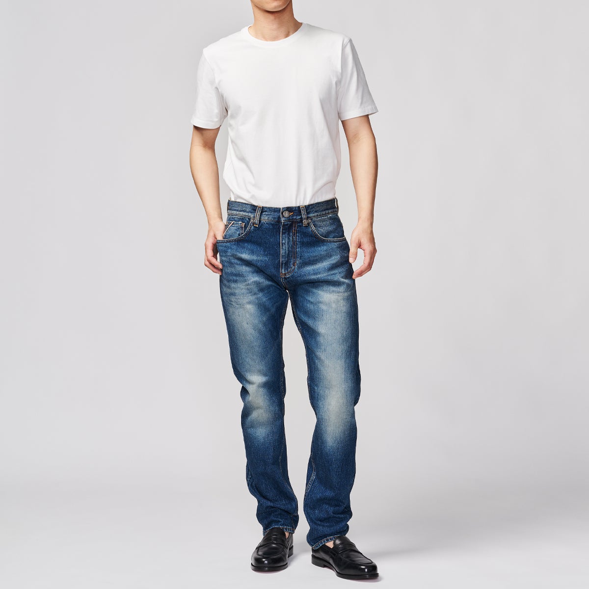 G-FRANCOのメンズジーンズ、GIOVE（ジョーべ）Capri Blue（カプリブルー）の背面からの全体図