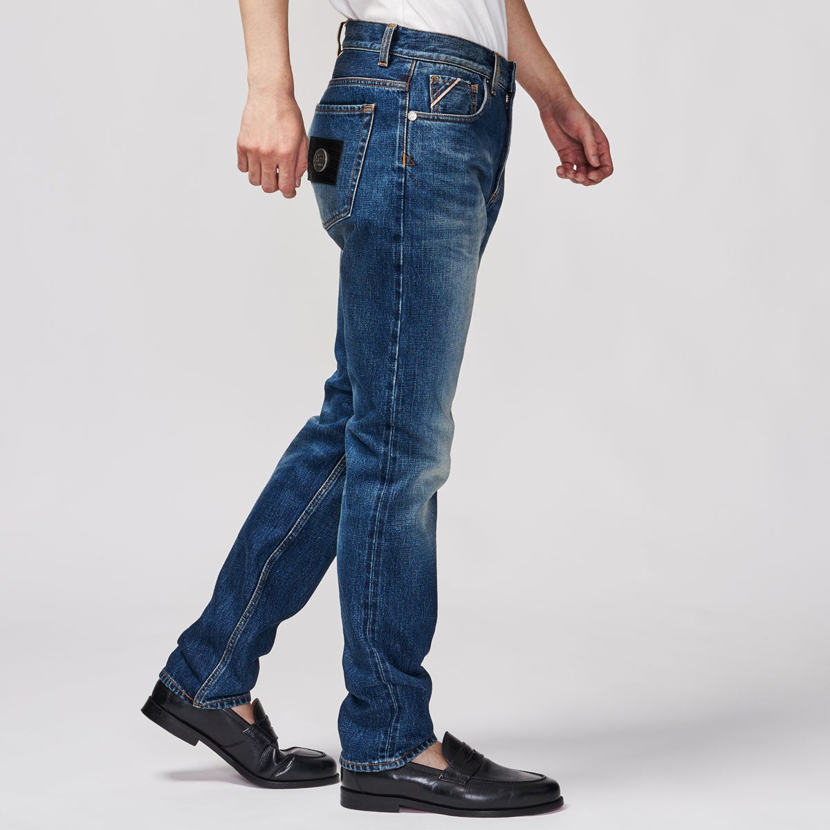 G-FRANCOのメンズジーンズ、GIOVE（ジョーべ）Capri Blue（カプリブルー）の正面からのアップ