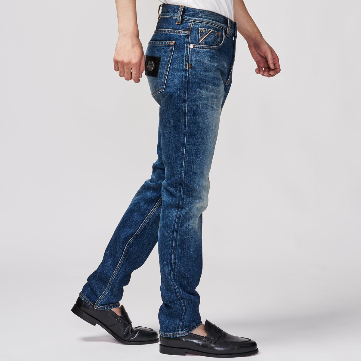 G-FRANCOのメンズジーンズ、GIOVE（ジョーべ）Capri Blue（カプリブルー）の正面からのアップ