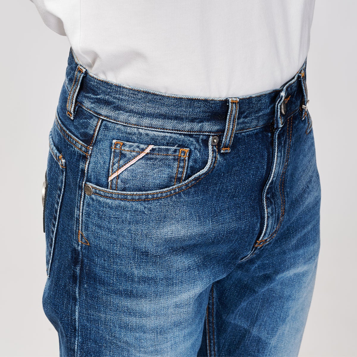 G-FRANCOのメンズジーンズ、GIOVE（ジョーべ）Capri Blue（カプリブルー）のベルト周り