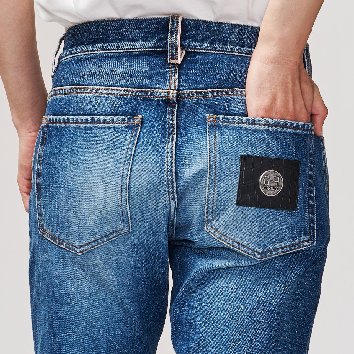 G-FRANCOのメンズジーンズ、GIOVE（ジョーべ）Capri Blue（カプリブルー）の革タグ