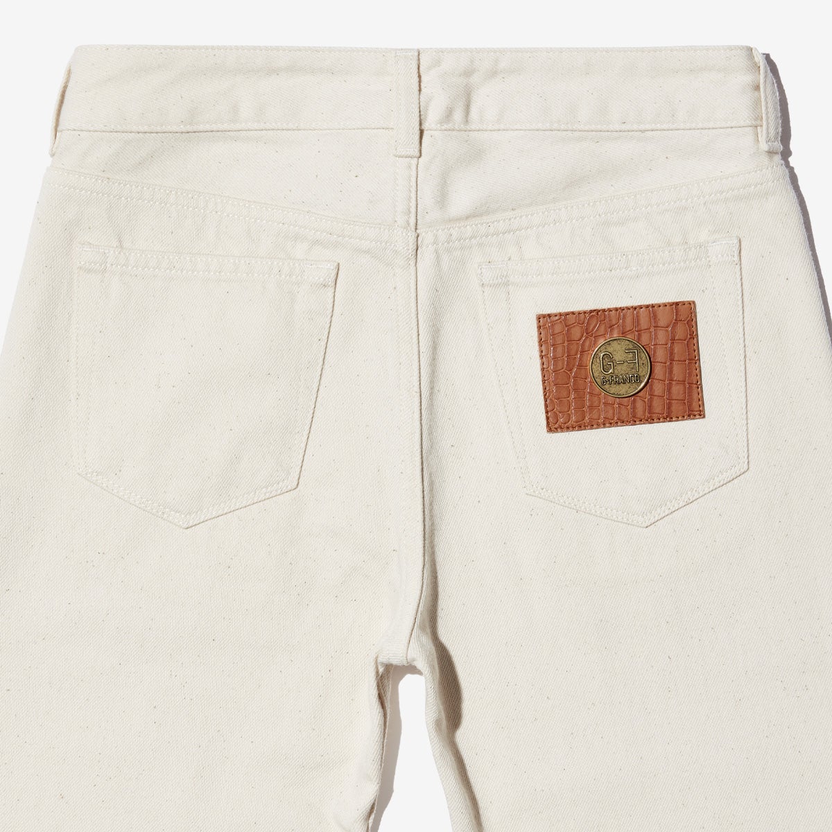 G-FRANCOのレディースジーンズ、ATHENA（アテナ）Beige（ベージュ）の背面からのアップ