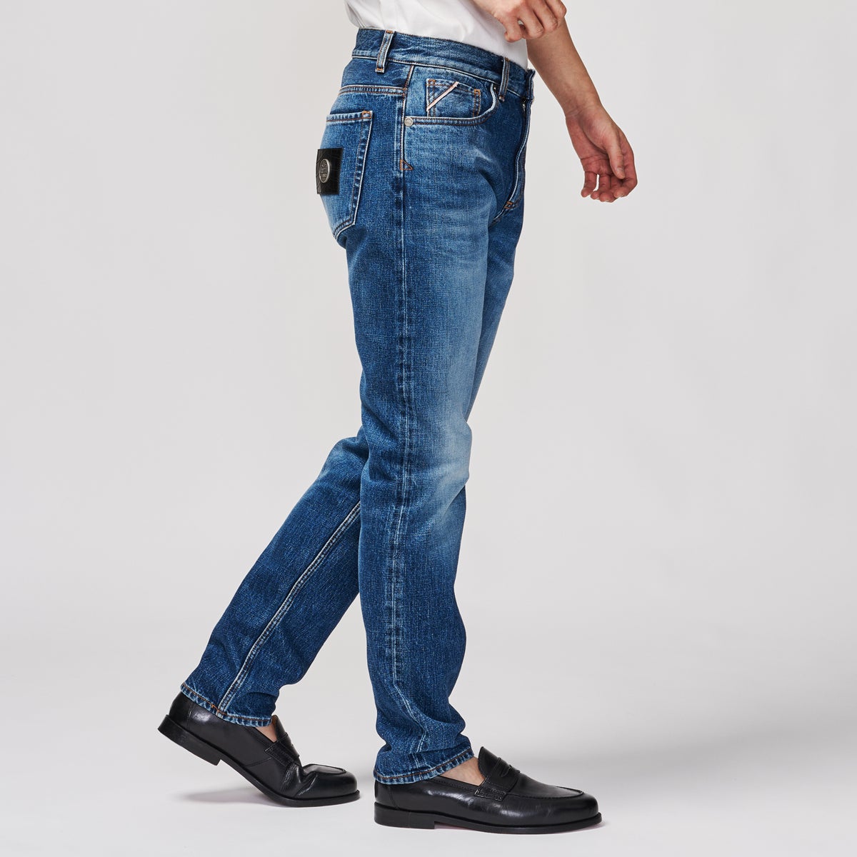 G-FRANCOのメンズジーンズ、GIOVE(ジョーべ)のProcida Blue（プロシダブルー）の正面からのアップ