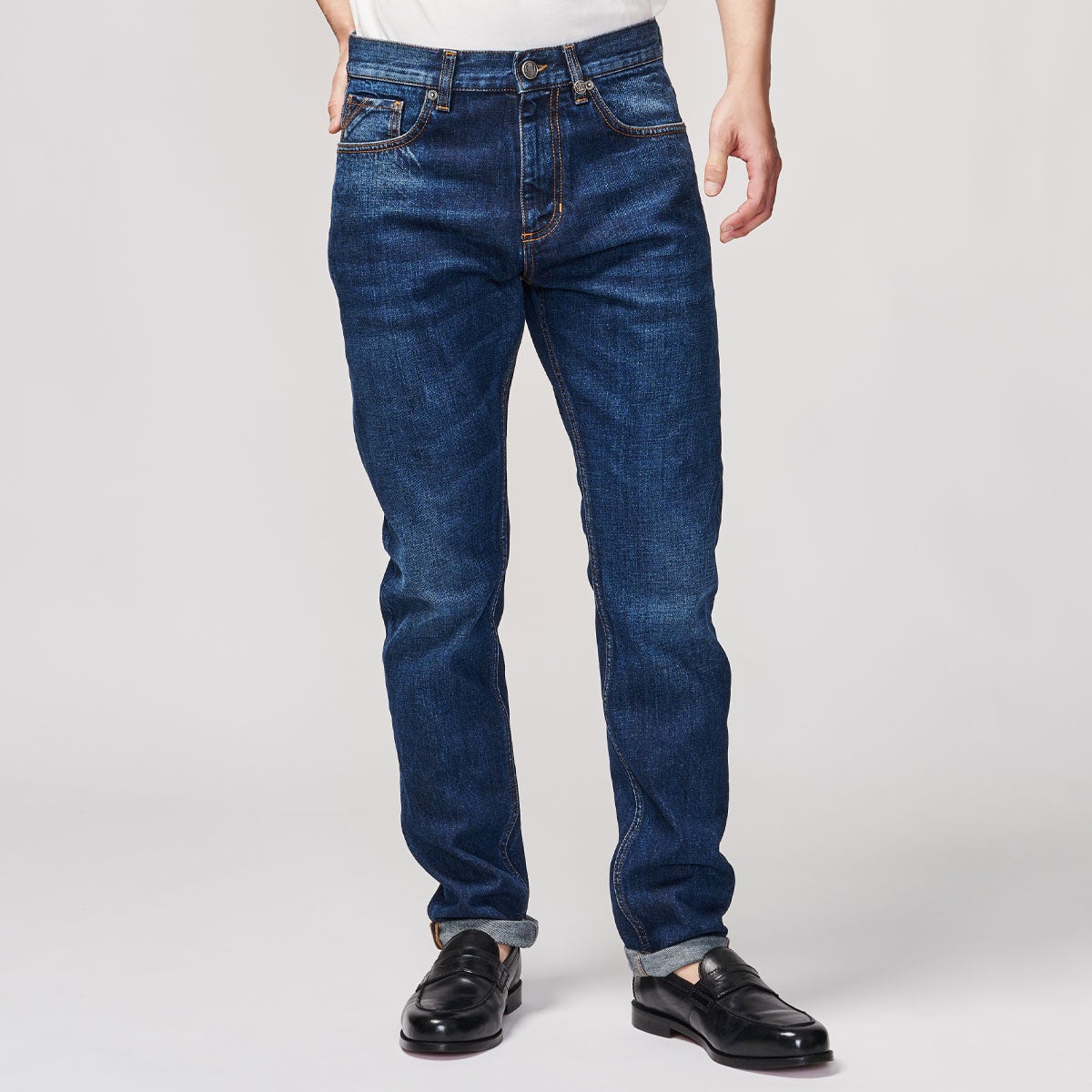 G-FRANCOのメンズジーンズ、GIOVE(ジョーべ)のVULCANO BLUE（ヴォルカノブルー）正面からの全体図