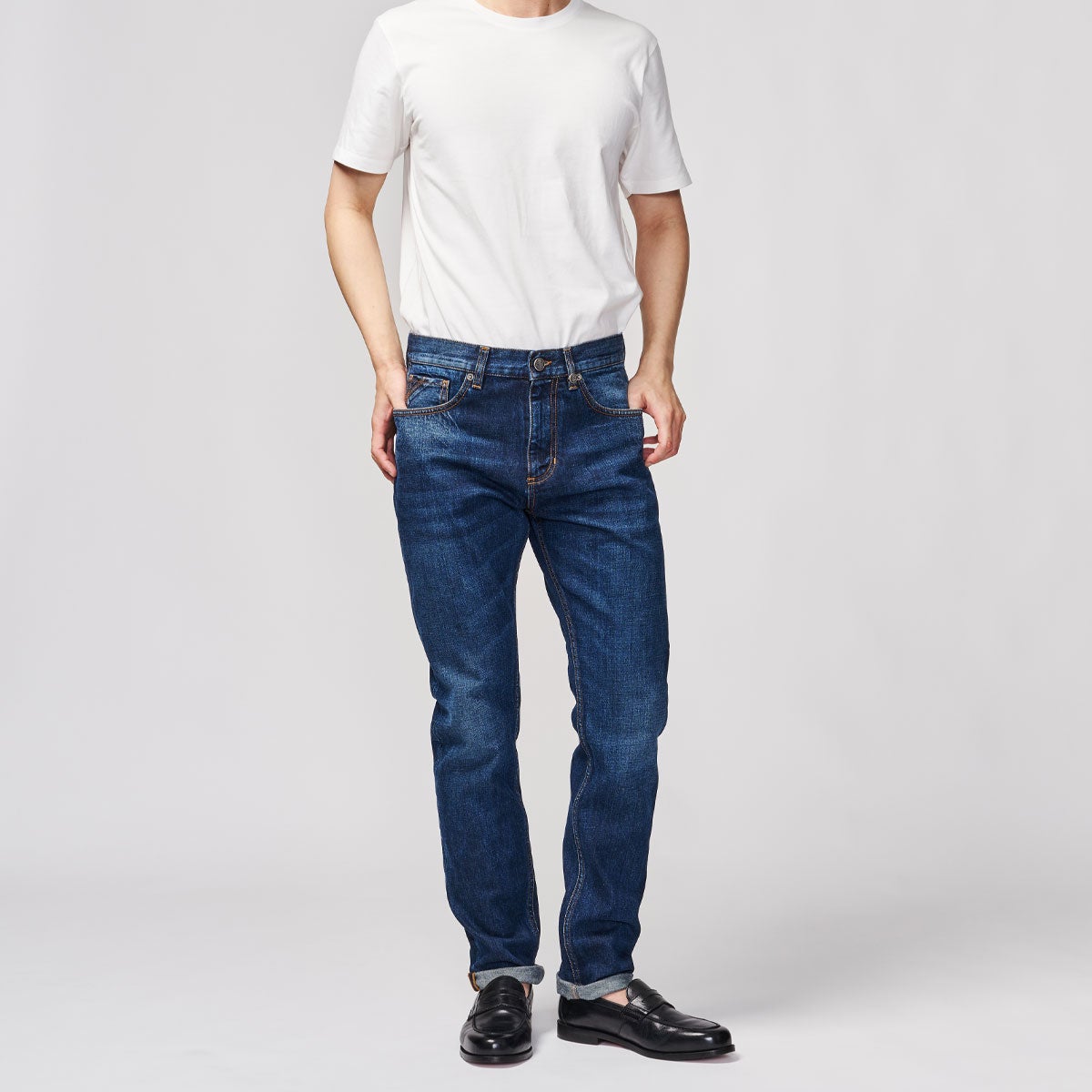 G-FRANCOのメンズジーンズ、GIOVE(ジョーべ)のVULCANO BLUE（ヴォルカノブルー）背面からの全体図