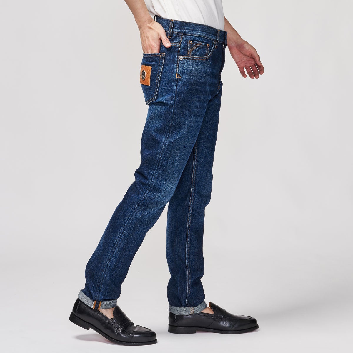 G-FRANCOのメンズジーンズ、GIOVE(ジョーべ)のVULCANO BLUE（ヴォルカノブルー）正面からのアップ