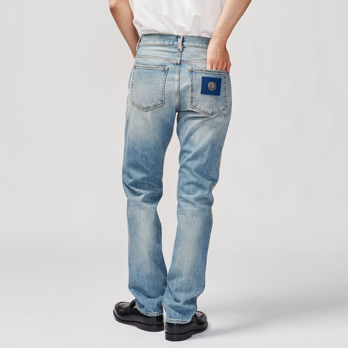 G-FRANCOのメンズデニムGIOVEジョーべの革タグ斜めからの画像