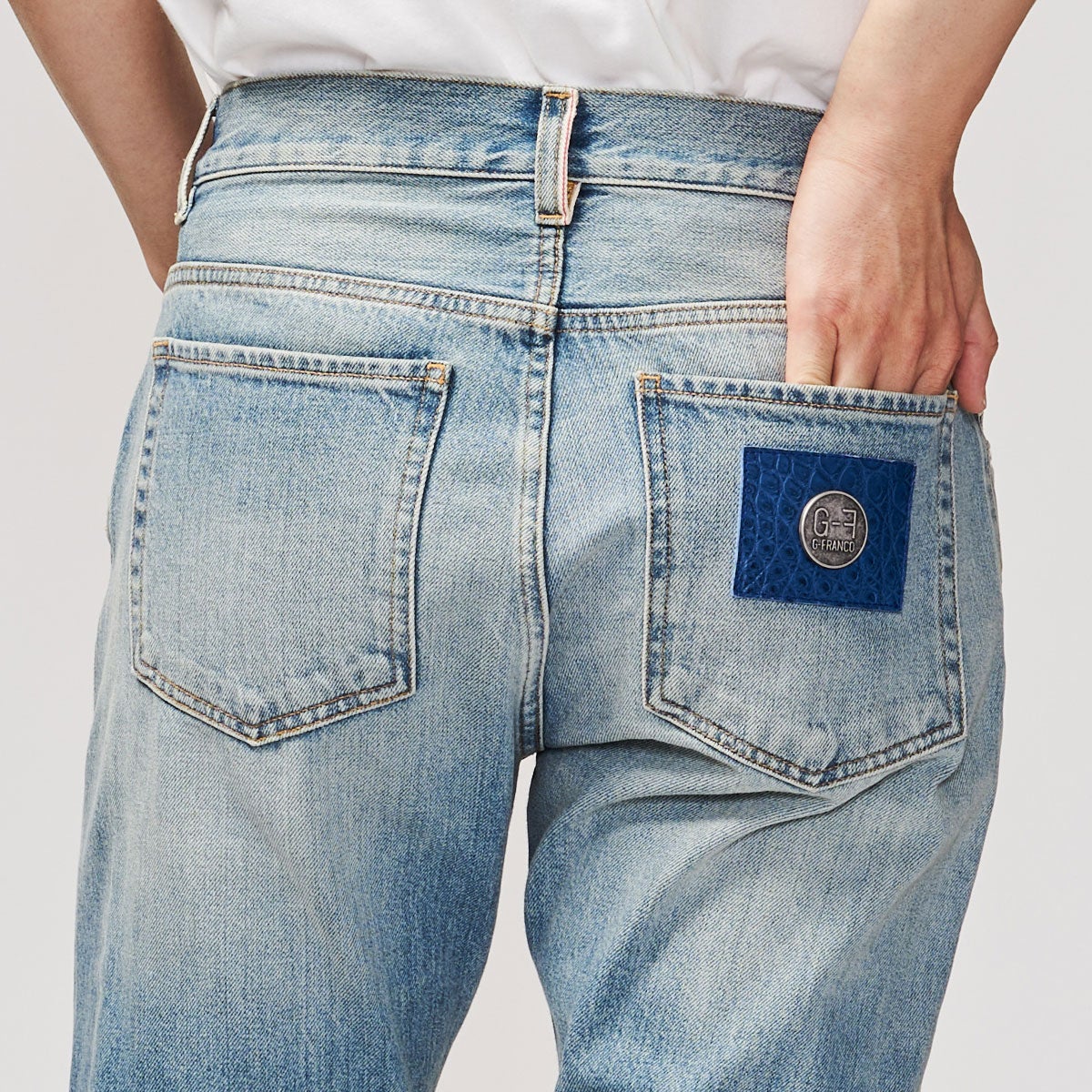 G-FRANCOのメンズデニムGIOVEジョーべの革タグ正面からの画像