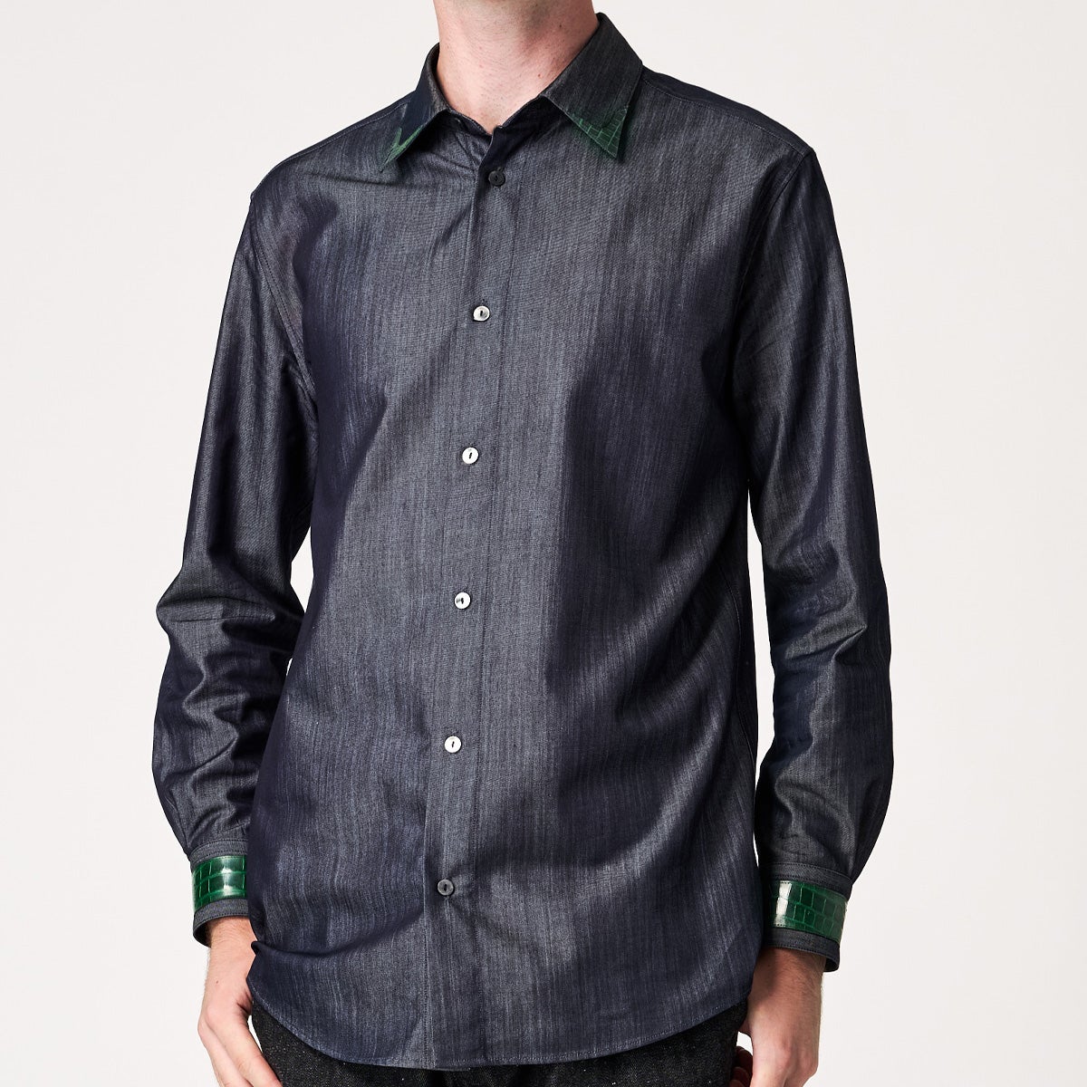 G-FRANCOのメンズデニムシャツ蚕糸（サンシ）の正面からの着画像