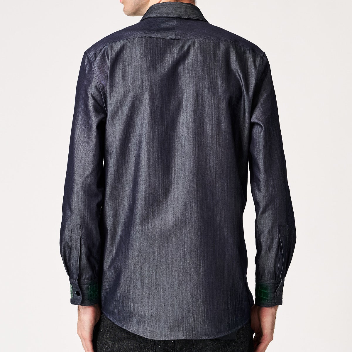 G-FRANCOのメンズデニムシャツ蚕糸（サンシ）の背面からの着画像