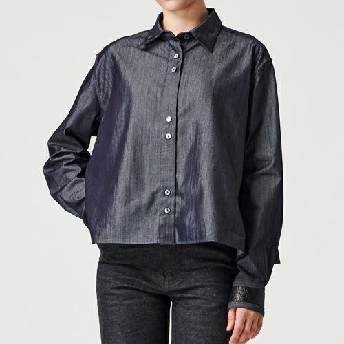 G-FRANCOのウィメンズデニムシャツ繭百合（マユリ）の正面からの着画像