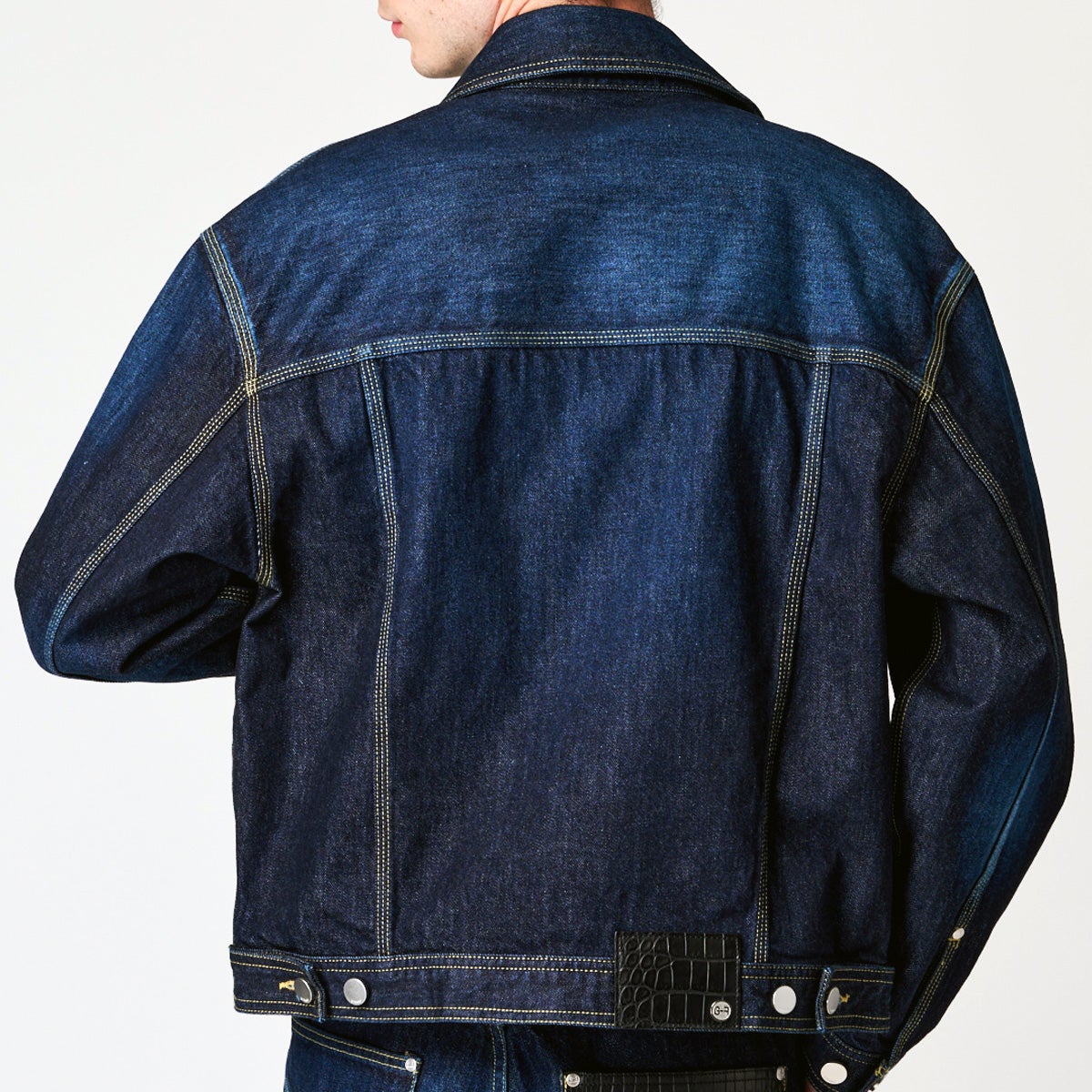 G-FRANCOのメンズデニムジャケットタックジャケットナミの背面からの着画像