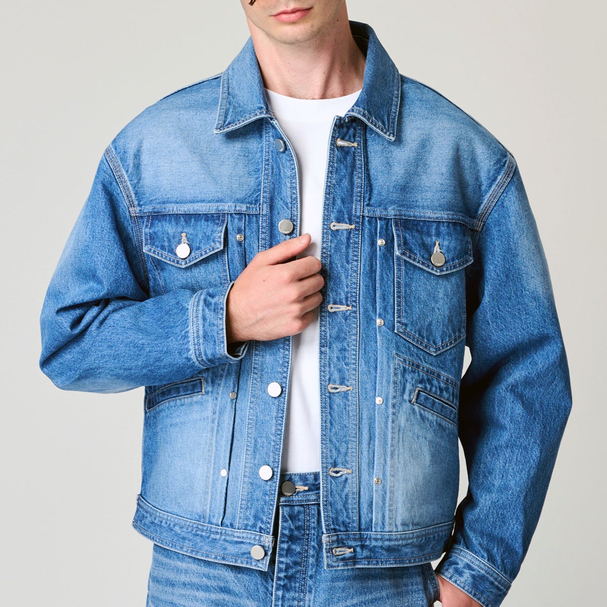 G-FRANCOのメンズデニムジャケットタックジャケットナミの正面からの着画像